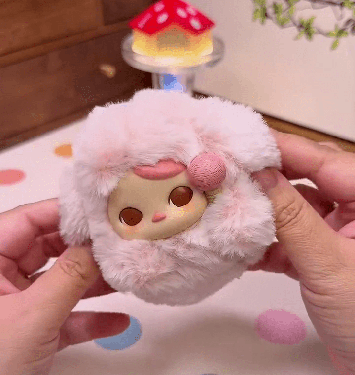 網友開箱「PUCKY敲敲系列」軟膠毛公仔掛件。