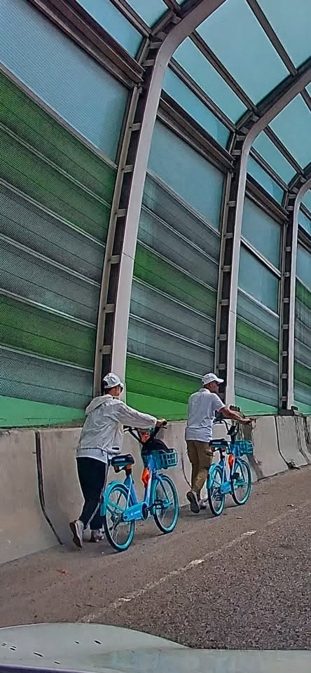 二人在屯門公路近「30橋」的斜路推單車。網上圖片 二人在屯門公路近「30橋」的斜路推單車。網上圖片