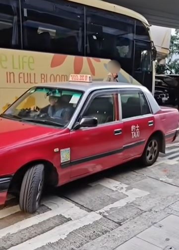 的士駛前，金髮男走向旅遊巴查看損毀情況。fb車cam L（香港群組）影片截圖