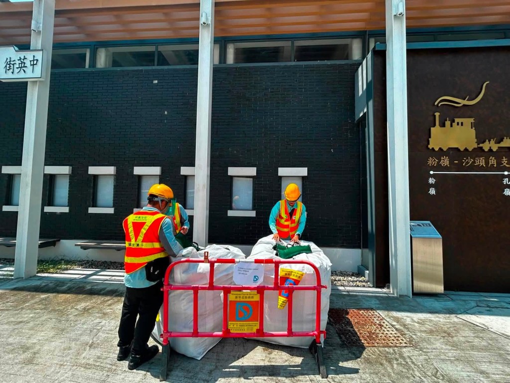 渠務署於沙頭角放置沙包供有需要市民使用。FB:下水水 渠務署於沙頭角放置沙包供有需要市民使用。FB:下水水