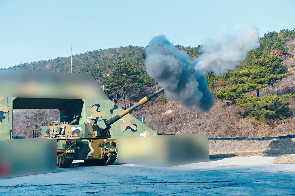 南韓軍隊昨日在延坪島以K9自走炮進行實彈演習，回應北韓炮擊。　