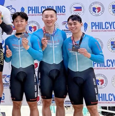 香港男子团体争先赛队代表首夺亚锦赛铜牌，功臣包括翁浚皓（右起）、杜棹熙及莫沚骏。香港单车总会图