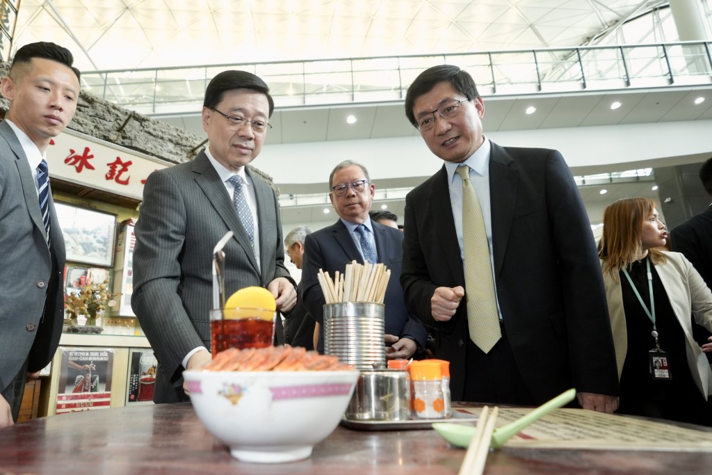 李家超致辞称，展览除了让市民和旅客有机会感受九龙城寨昔日的风华，令大家更了解港产片背后的制作。刘骏轩摄