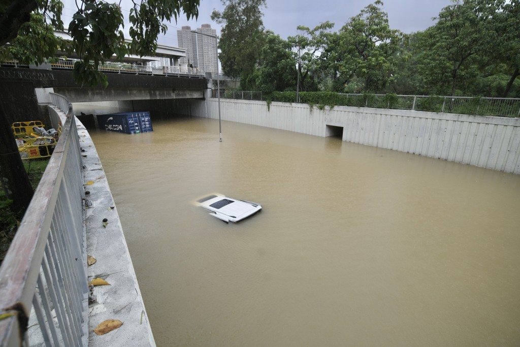 七人車被沒頂淹浸。陳浩元攝