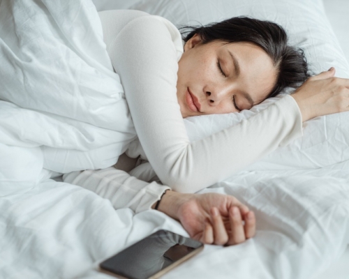 不少現代人習慣用手機到深夜。網圖