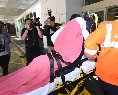 女子當日被制服後一同送院。資料圖片