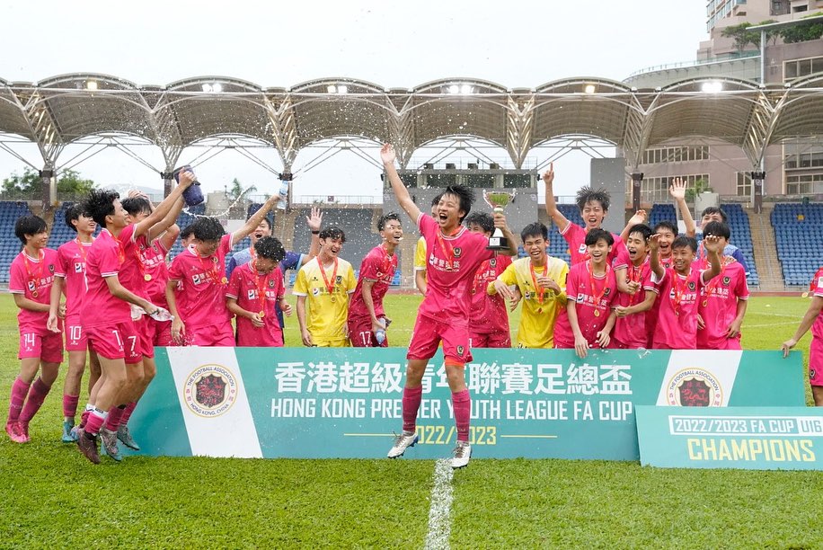晋峰早前夺得香港超级青年联赛U16足总杯冠军。 晋峰图片