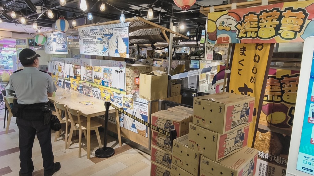 警方封鎖Donki小食檔調查。