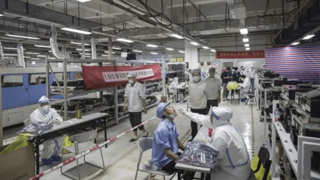 河南郑州疫情扩散，富士康厂沦疫区，更爆出富士康工人为「逃疫」徒步百公里返乡。资料图片