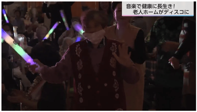配合著Disco般的灯光效果,DJ接连播放多首经典老歌,一众参加者们投入地随着音乐舞动身体。 配合著Disco般的灯光效果,DJ接连播放多首经典老歌,一众参加者们投入地随着音乐舞动身体。