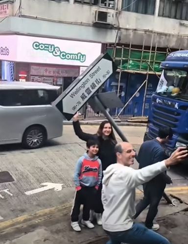 有遊客擺甫士拍照。fb 車cam L（香港群組）SH Hong影片截圖  