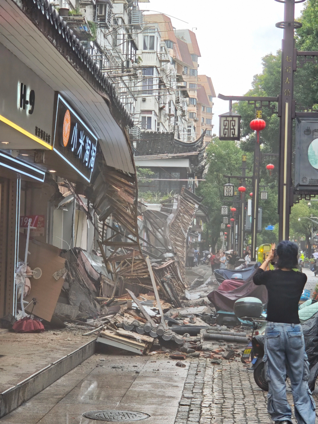 上海商業街店鋪招牌突然坍塌。寧波晚報 上海商業街店鋪招牌突然坍塌。寧波晚報