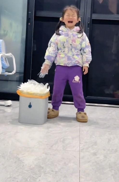 可可為了養狗，首次做剷屎官忍不住嘔吐的短片被瘋傳。抖音