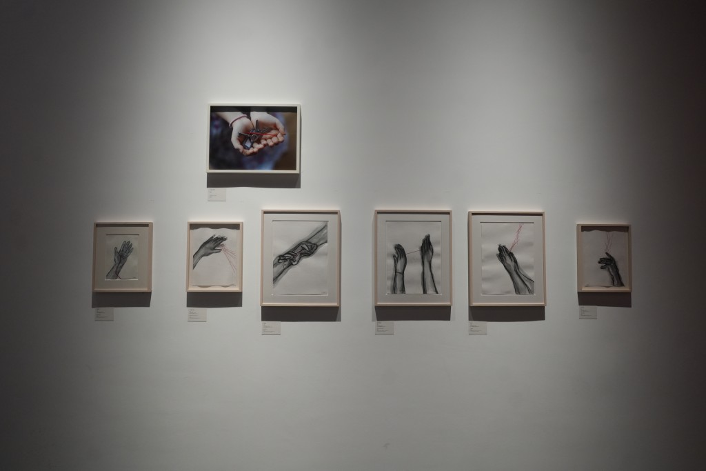 是次展覽集結鹽田千春長達20多年的創作精華，有大型裝置之餘，就連表演作品的影像紀錄、攝影、手稿等超過 100 件作品都能一一細賞。