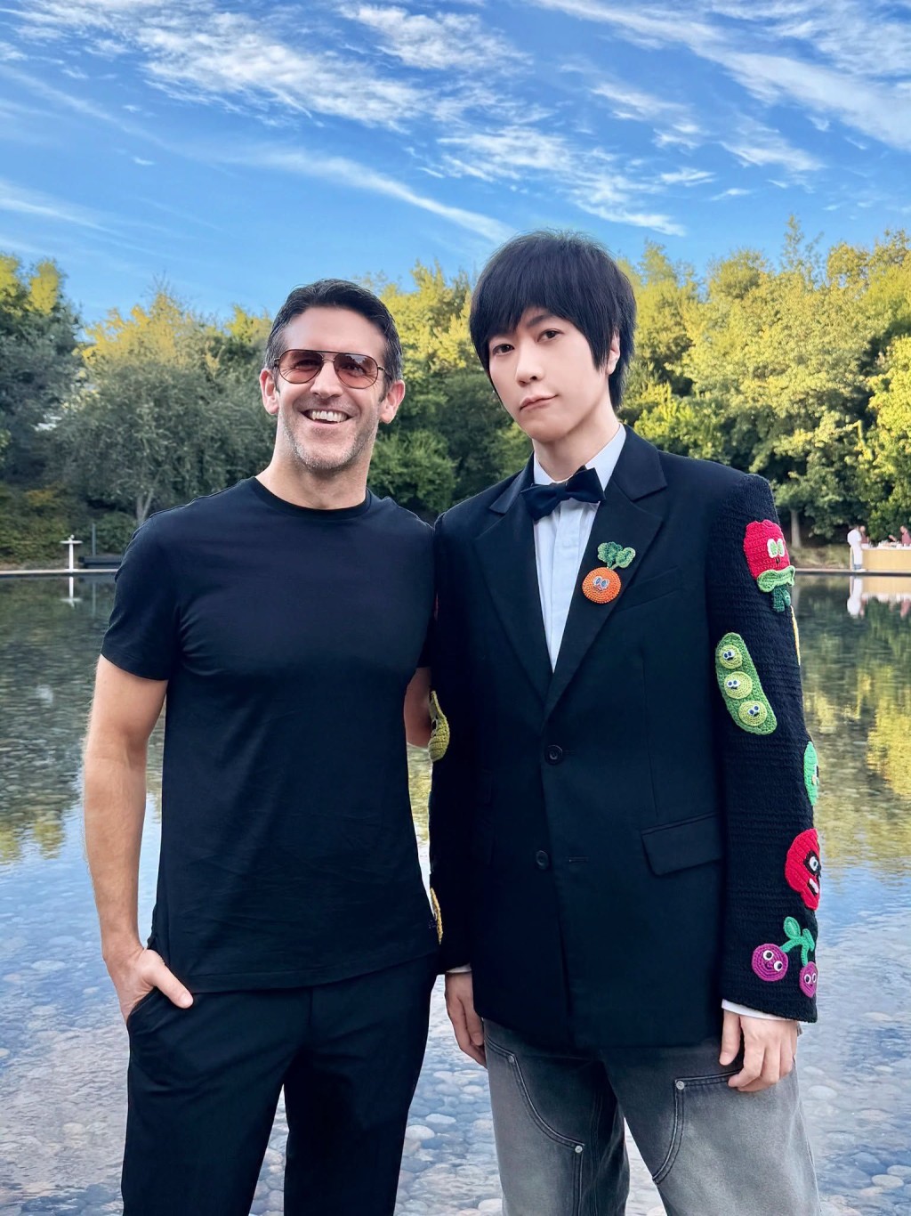 阿信與蘋果新CEO合照。facebook@五月天 阿信 阿信與蘋果新CEO合照。facebook@五月天 阿信