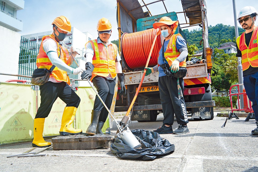 渠務署派人檢查及清理主要排水系統的進水口及河道，確保系統運作正常。