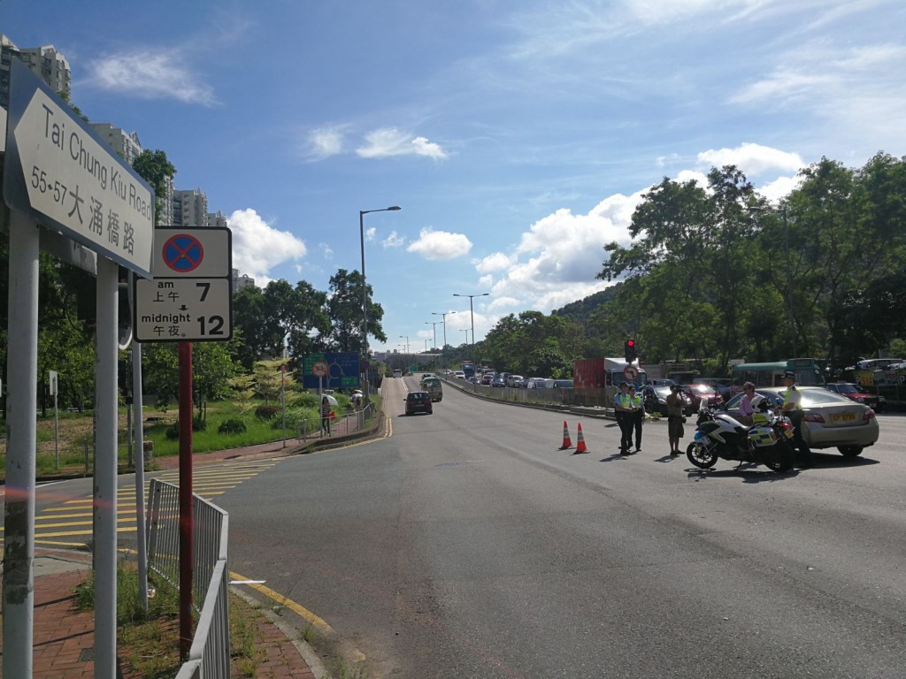 兩名男女途人在沙田大涌橋路近安景街橫過馬路時，被一輛私家車撞倒。梁國峰攝