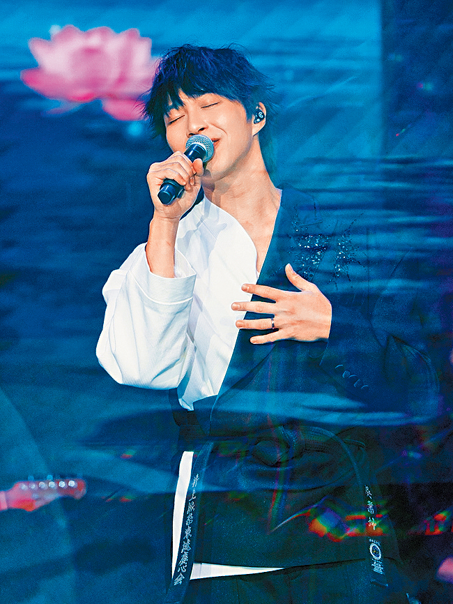 坤哥昨日分享美加巡演的照片，有感而發。