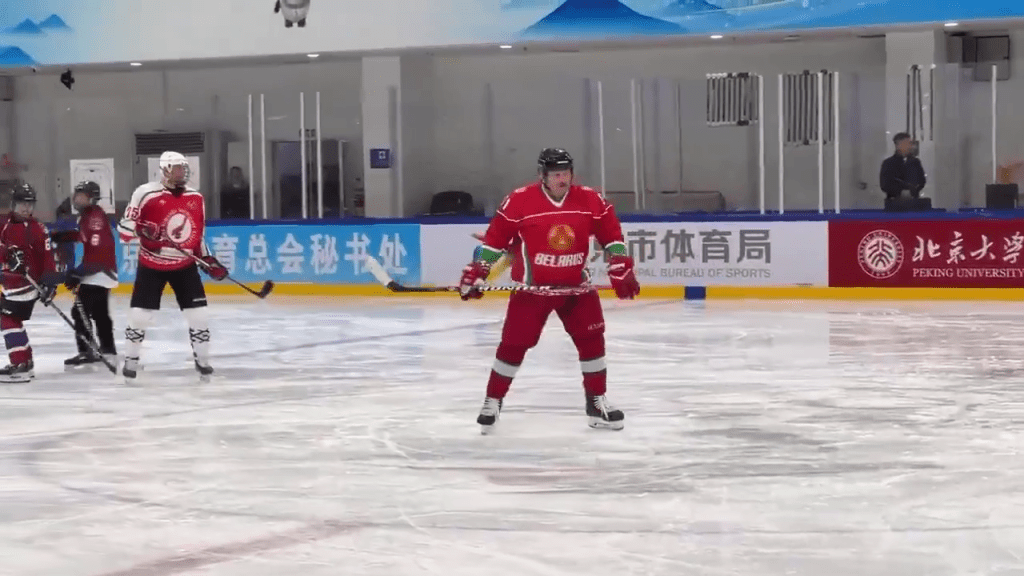 盧卡申科與北京大學冰球隊交流，表現活躍。 網片截圖
