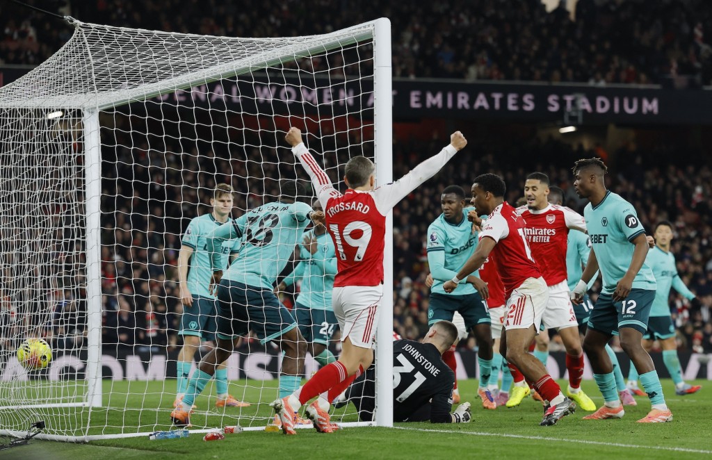 阿仙奴憑森莊士東的烏龍球打開紀錄。路透社