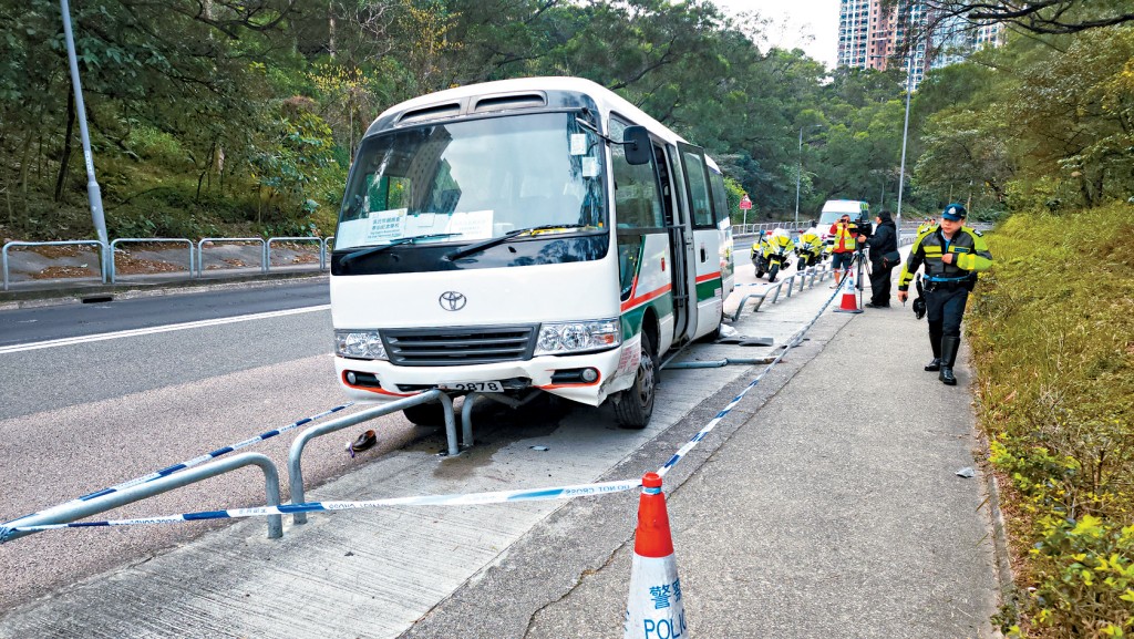 肇事旅巴撞向路邊欄杆後，半邊車身剷上行人路。小圖為死者楊樹洪。