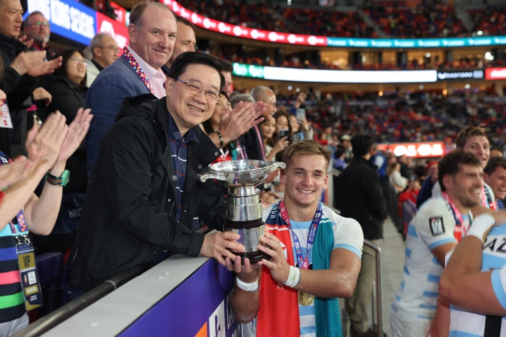 國際七人欖球賽去年移師啟德主場館進行,行政長官李家超擔任頒獎嘉賓。 國際七人欖球賽去年移師啟德主場館進行,行政長官李家超擔任頒獎嘉賓。