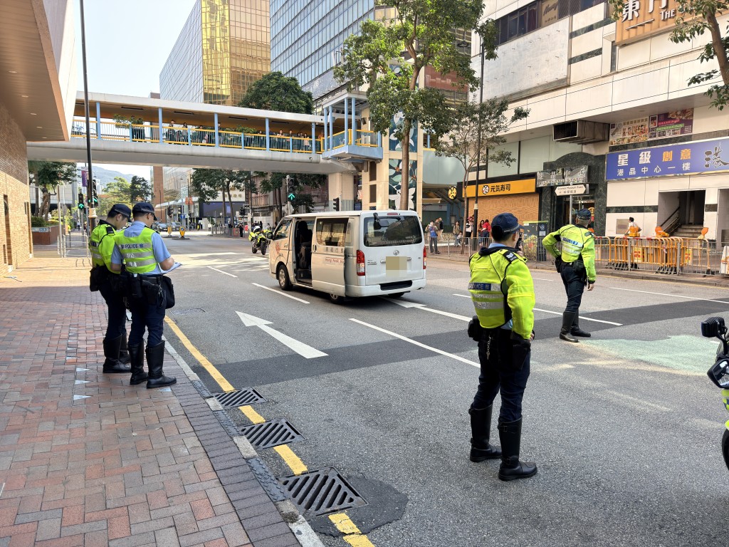 輕型貨車撞倒女途人。