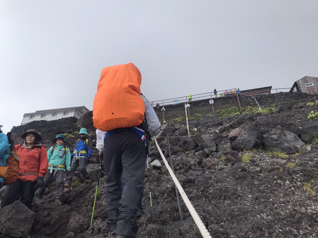 實川欣伸早上開車到登山口，來回登頂2次後回車小睡，隔天又再來回2次，馬拉松式登頂。