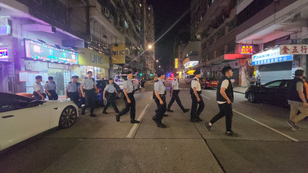 大約50名警員前往深水埗的麻雀館查牌。黃文威攝