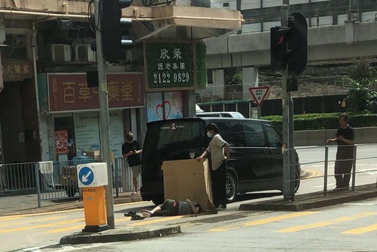老翁捱撞後倒卧地上。fb：香港突發事故報料區