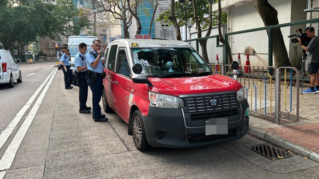 警員截查男子期間,在其背包內搜出10 包懷疑可卡因及30包懷疑依托咪酯及10支電子煙,初步懷疑男子涉嫌運送及派發毒品。蔡楚輝攝 警員截查男子期間,在其背包內搜出10 包懷疑可卡因及30包懷疑依托咪酯及10支電子煙,初步懷疑男子涉嫌運送及派發毒品。蔡楚輝攝