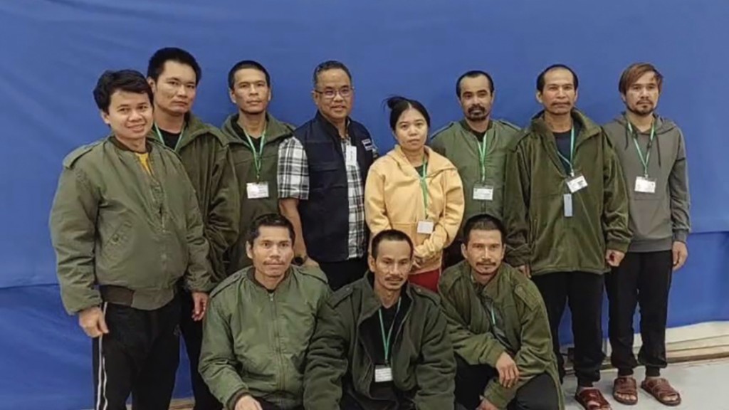 泰国外交部公布10名获释泰国人质的大合照。 美联社