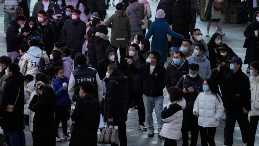 中國疫情升溫毋阻無礙北京民眾外出逛街慶祝元旦。　美聯社