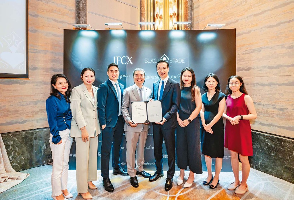 黑桃資本總裁兼首席執行官譚志偉(右四)於5月20日與IFCX創辦人暨執行總裁賴衍銘(左四)簽署投資協議。