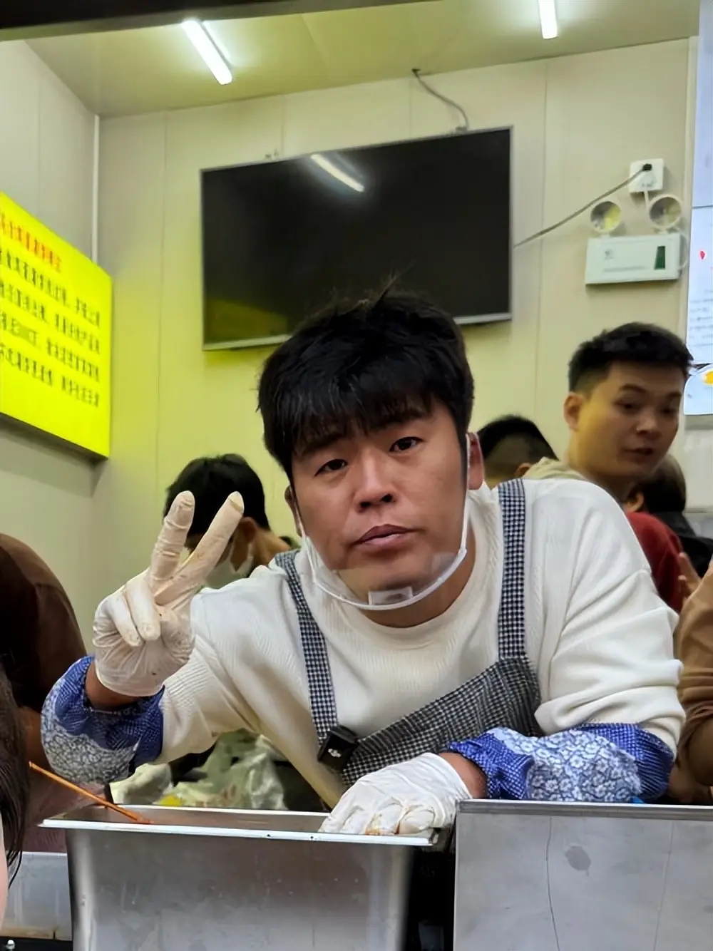 山寨周杰倫「粥餅倫」難捱貴租。 山寨周杰倫「粥餅倫」難捱貴租。