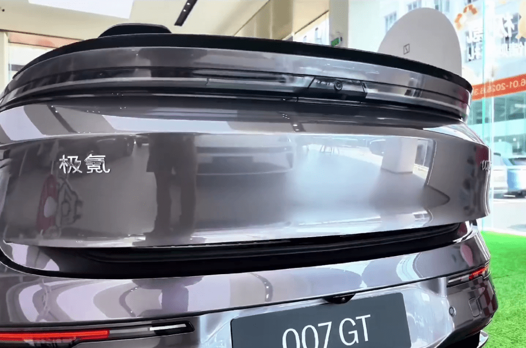 007GT的車尾箱滿是Labubu。 007GT的車尾箱滿是Labubu。