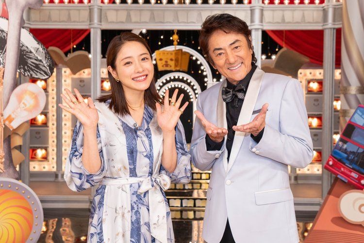 石原聰美與市村正親為節目錄影。
