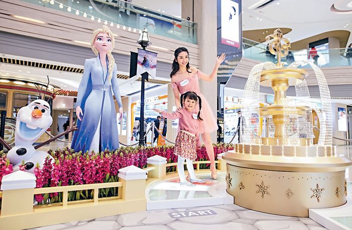 位於將軍澳中心的「《魔雪奇緣》幸福魔法莊園」,設有三大春日打卡秘景,大家可和一眾主角拍美照。