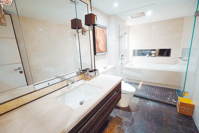 浴室備有淋浴間及浴缸設備，讓住客享受舒適沐浴體驗。