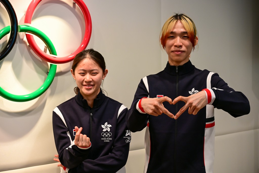 港隊短道速滑代表林靜欣（左）和郭子峰（右）。攝影：魏國謙