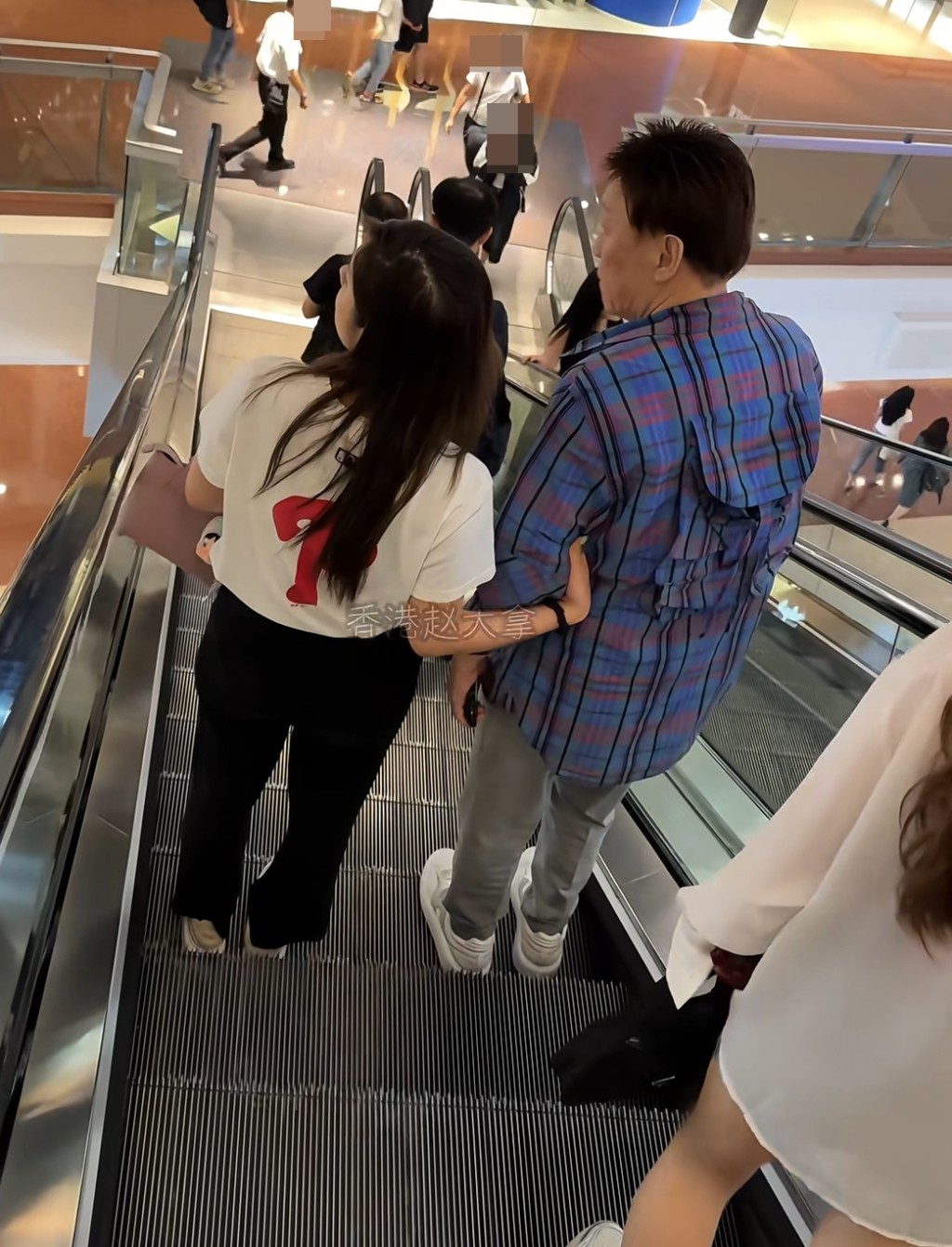 去年陳欣健在又一城被網民巧遇，身邊出現一個長髮索女。