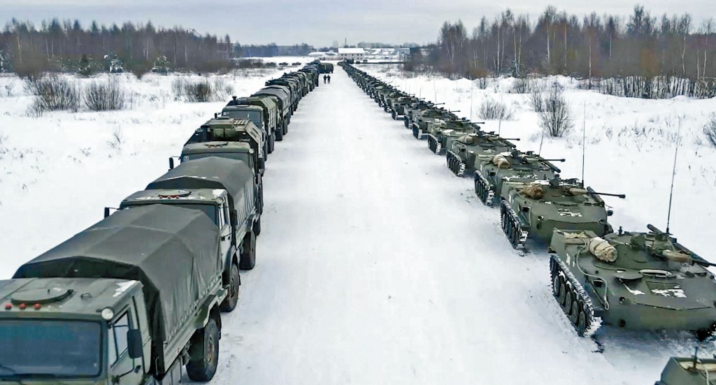 俄羅斯軍車、坦克周四排隊等待駛進軍用貨機飛往哈薩克。