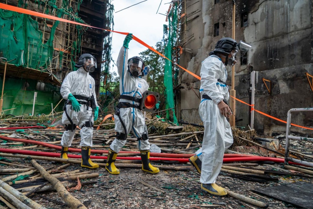 災難遇害者辨認組（DVIU）、鑑證科、機動部隊和各總區刑事部人員今日進入火場進行善後工作。香港警察fb圖片