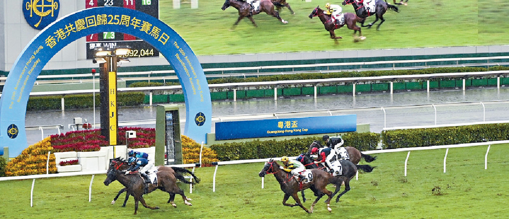 ■「香港共慶回歸25周年盃」馬匹衝刺的時刻。