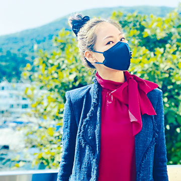 Donna一身淑女打扮,配襯超型黑色口罩。