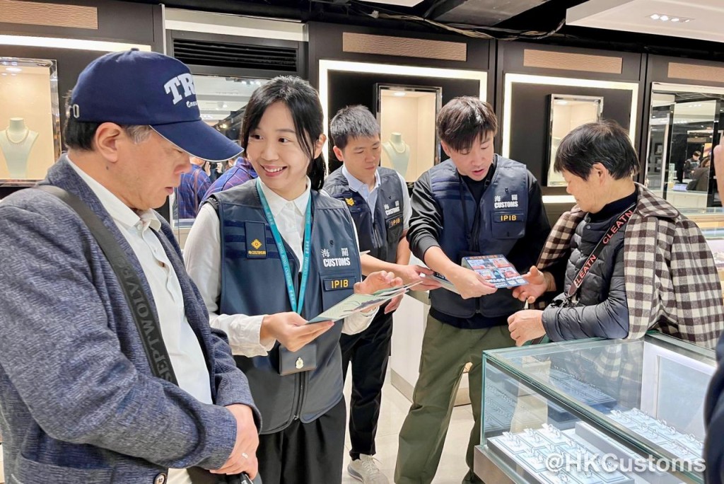 海關宣傳隊連日到多個購物熱點擺設攤位及派發宣傳單張。香港海關fb圖片