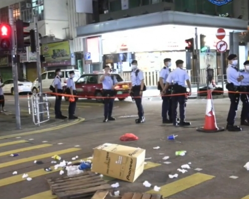 旺角山東街晚上有人搬出雜物堵路。警方facebook截圖