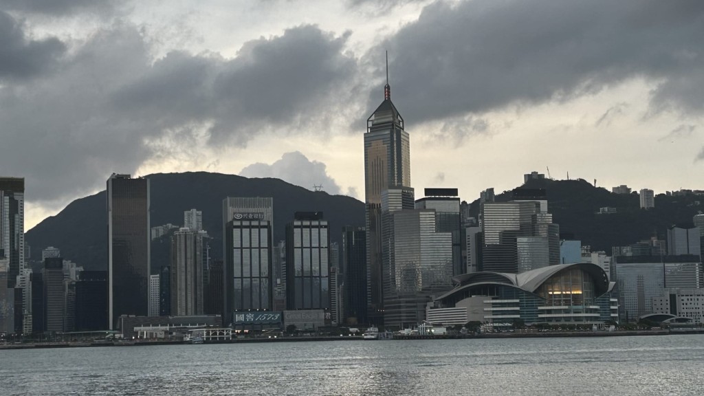 本港地區今日部分時間有陽光，局部地區有驟雨。蔡楚輝攝