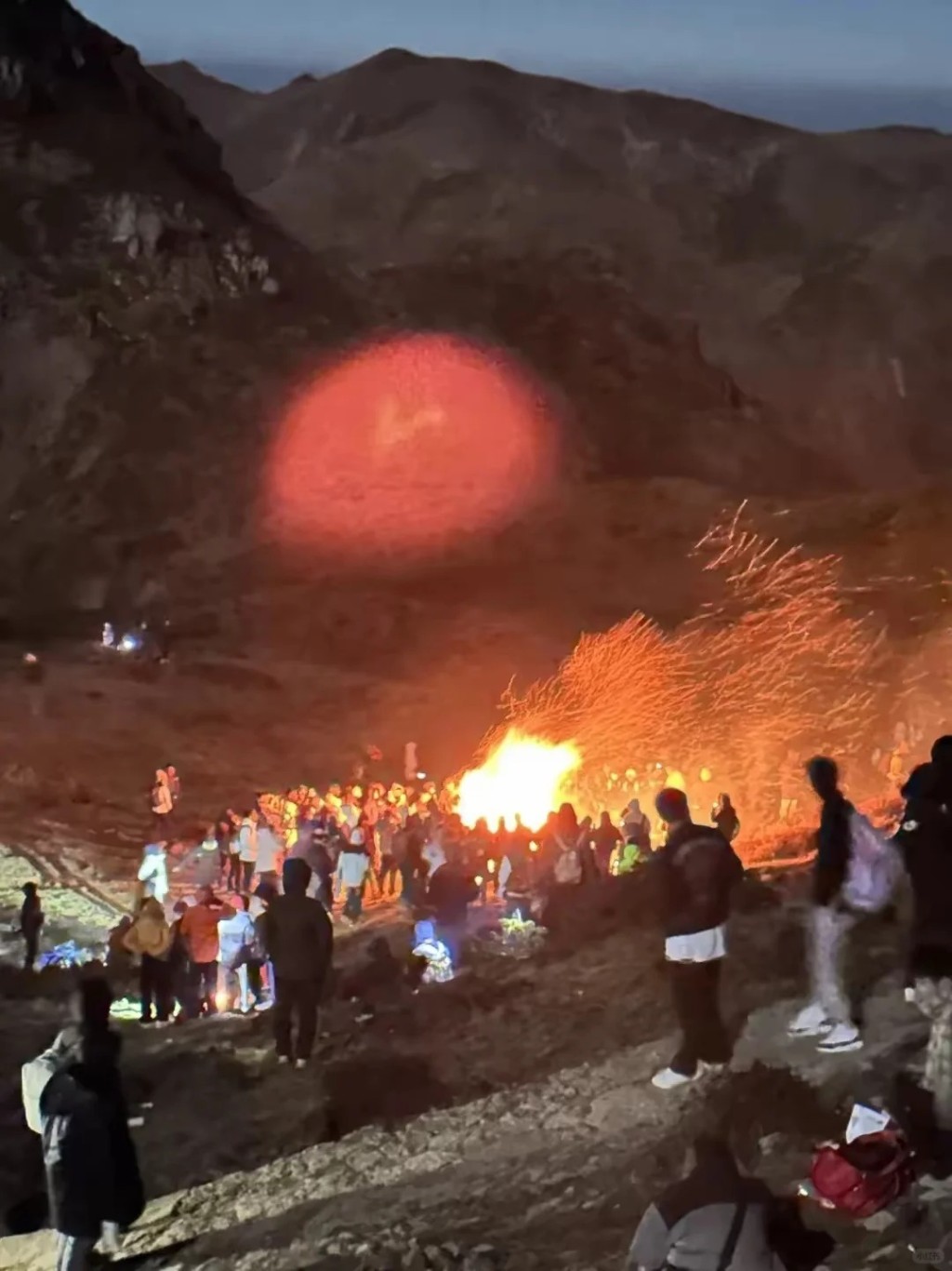 云南大牯牛山日前有大批缺德游客，生火取暖。小红书