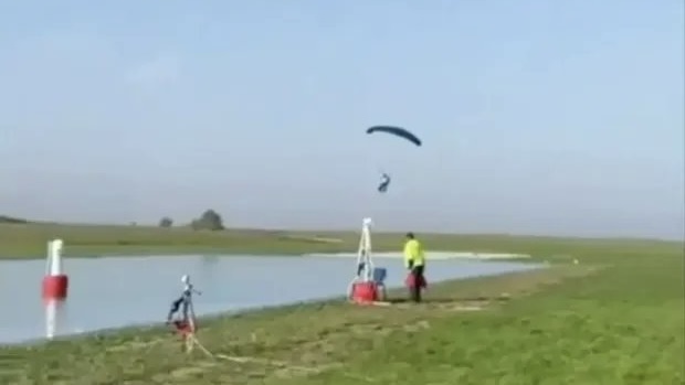 別利亞耶夫高速俯衝後撞入水中。 網上圖片